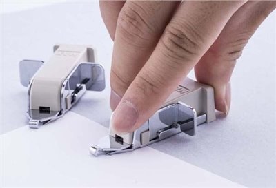 MAX 除針器 / RZ-A / MAX 除針器 RZ-A 不傷紙除針機構設計，小型針NO.10適用 / 除針器 MAX-RZ-A 除小型針‧不傷紙 去除訂書針的好幫手 / 美克司MAX RZ-A 除針器 / 除針器 美克司 MAX RZ-A 除針器 / 日本製 美克司MAX RZ-A 除針器 拔釘器 10號針專用 攜帶方便 好收納 / 美克司除針器 / 美克司 除針器 / MAX除針器 / MAX 除針器